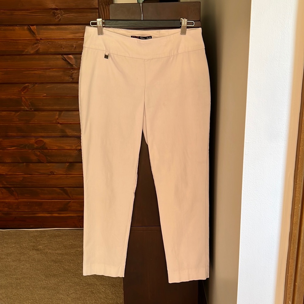 Peck & Peck pull on white cropped pants in size 8
